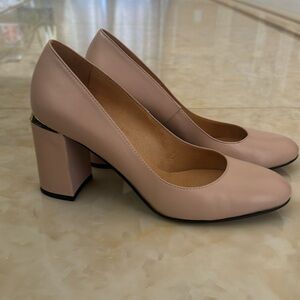 Nude leather pump